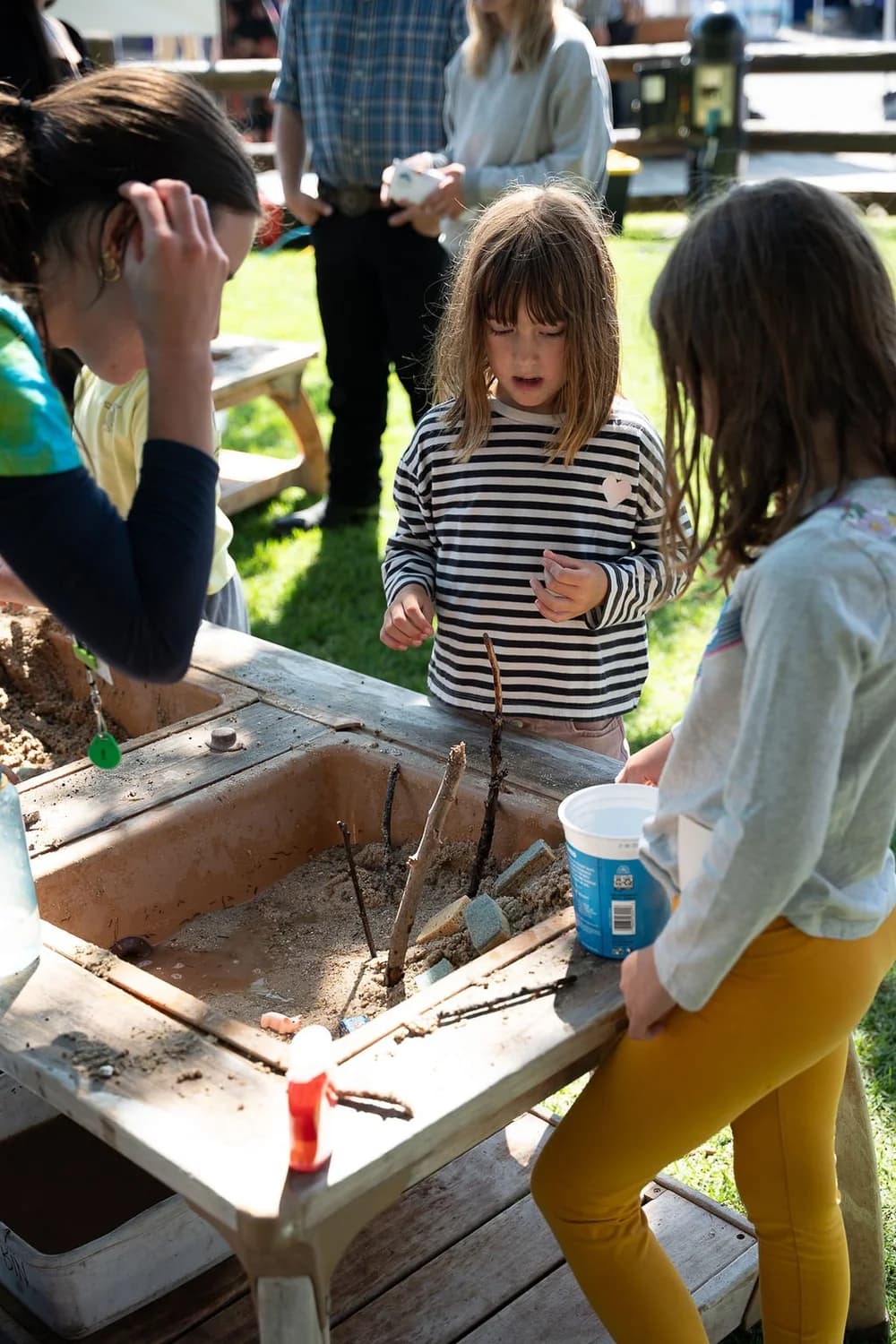 Families exploring a Discovery Sessions table